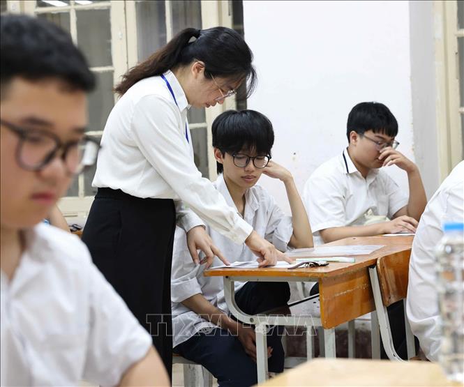 Thí sinh trước giờ làm bài thi môn Ngữ văn tại điểm thi Trường THPT Trần Phú - Hoàn Kiếm. Ảnh: Thanh Tùng - TTXVN